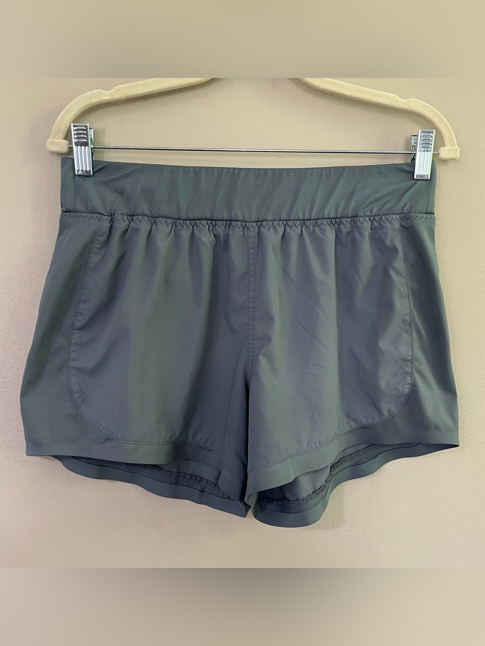 Athleta Stellar Running Mid Rise Shorts grey size medium